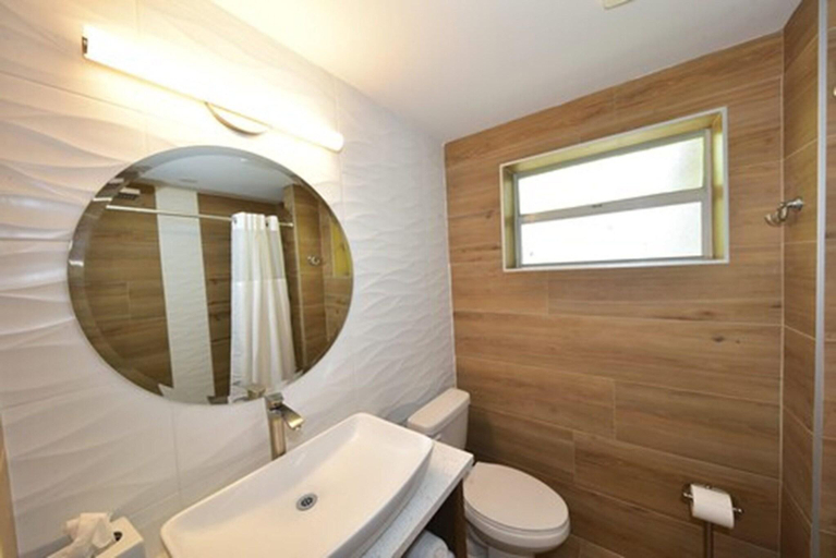 Bathroom 4, Sun Tower Hotel & Suites on the Beach, Broward
