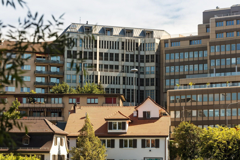 Exterior & Views 28