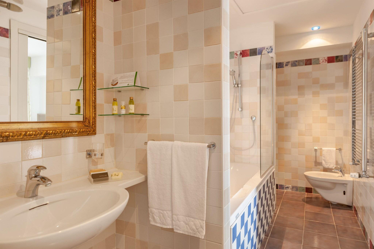 Bathroom 5, Villa San Paolo, Siena