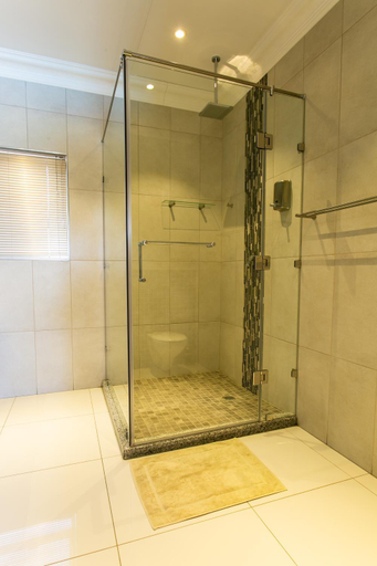Bathroom 4, Royl Court Guesthouse, Frances Baard