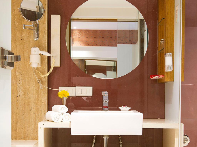 Bathroom 4, 7 Apple Hotel Pimpri Pune, Pune