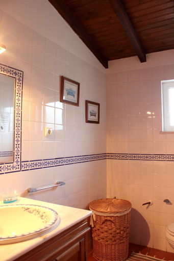 Bathroom 5, Charming House in Pataias with Shared Pool, Alcobaça