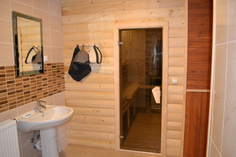 Bathroom 3, Aura Karpat, Nadvirnians'kyi