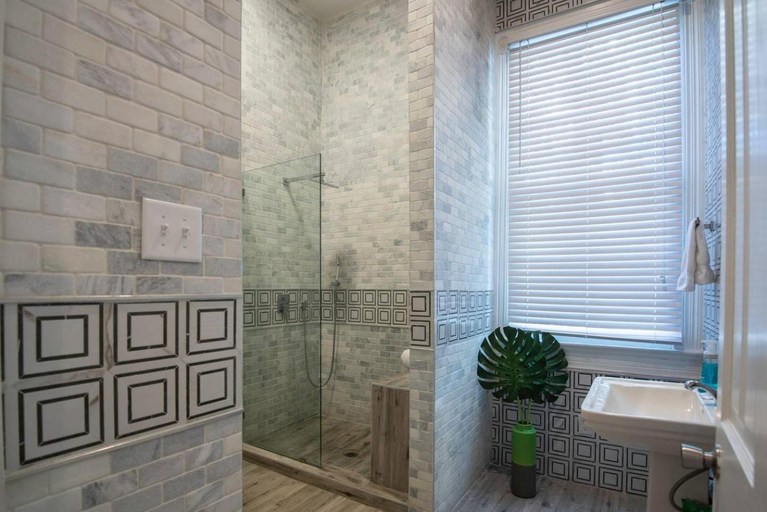 Bathroom 4, 7 Bedroom - Sleeps 14! Next to Bourbon Street, Orleans