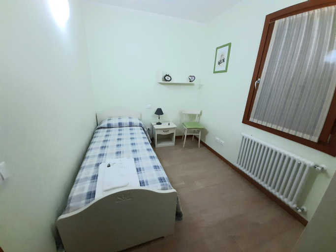 Bedroom 2, Albergo Diffuso Polcenigo C.Barnard, Pordenone
