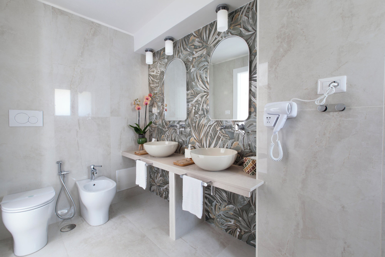 Bathroom 5, Grace Suites, Napoli