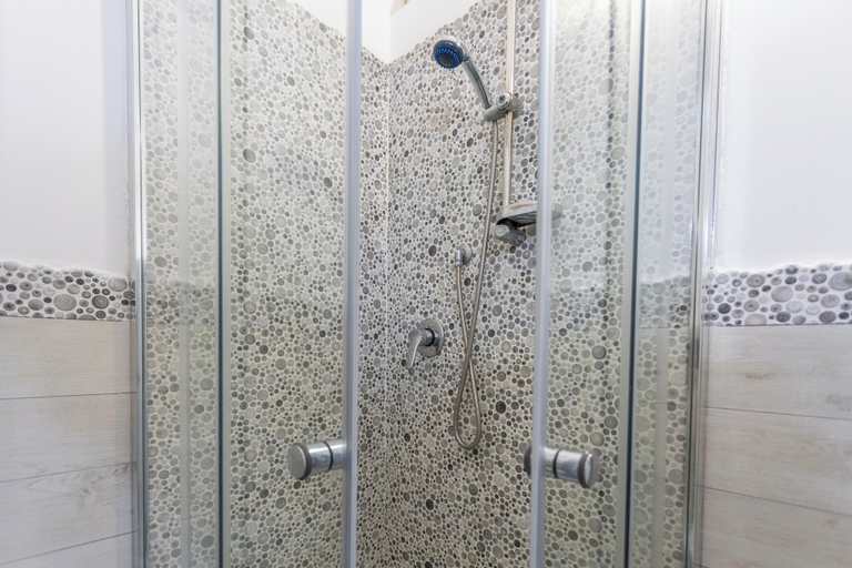 Bathroom 2, Condoluci, Vibo Valentia
