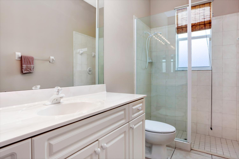 Bathroom 1, Villa Messina, Lee