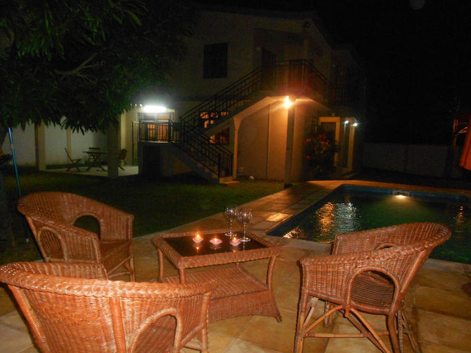 Others 4, Villa Tameva, Black River
