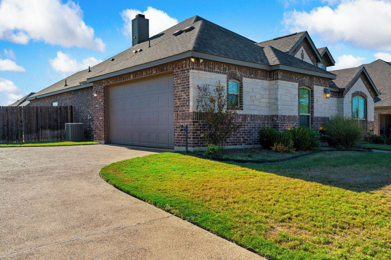 Exterior & Views 2, The Noble House Near Magnolia with Pool, McLennan