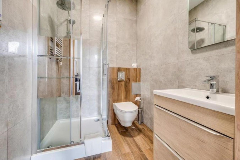 Bathroom 2, Mickiewicza Suits & Hostels, Będzin