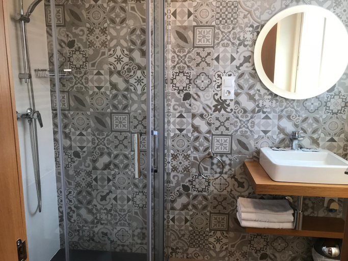 Bathroom 5, Hostal La Romanica, Barcelona