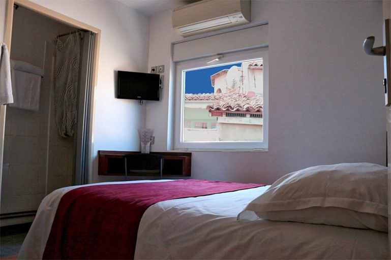 Bedroom 2, HOTEL Des ARTS AIX Hyper Centre, Bouches-du-Rhône