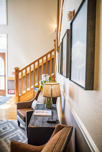 Public Area 2, Pine Ridge Inn, Deschutes