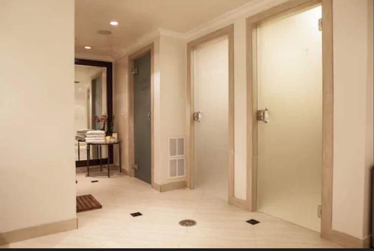 Bathroom 4, Beverly Hills Plaza, Los Angeles
