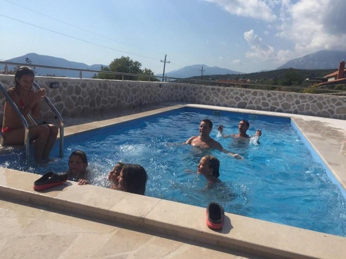 Others 3, Vila Rogac