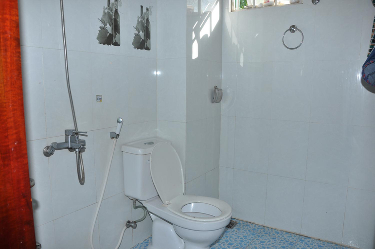 Bathroom 2, Cat An Guesthouse, Huế