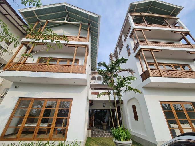 Exterior & Views