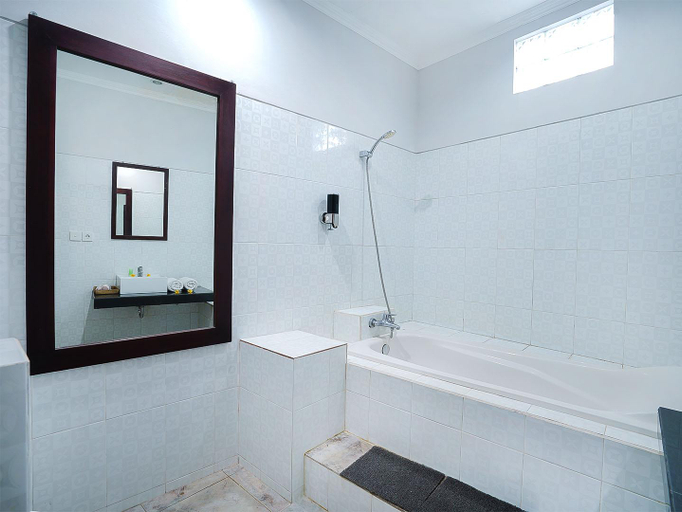 Bathroom 12