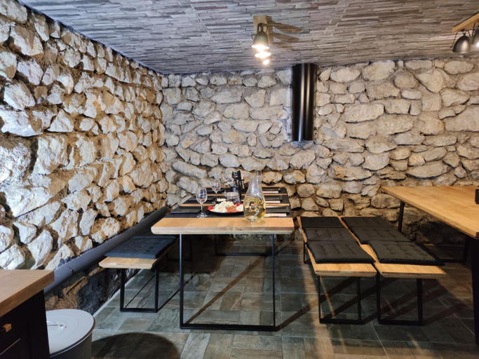 Food & Drinks, AQUA SOLAR APARTMANHAZ, Miskolci