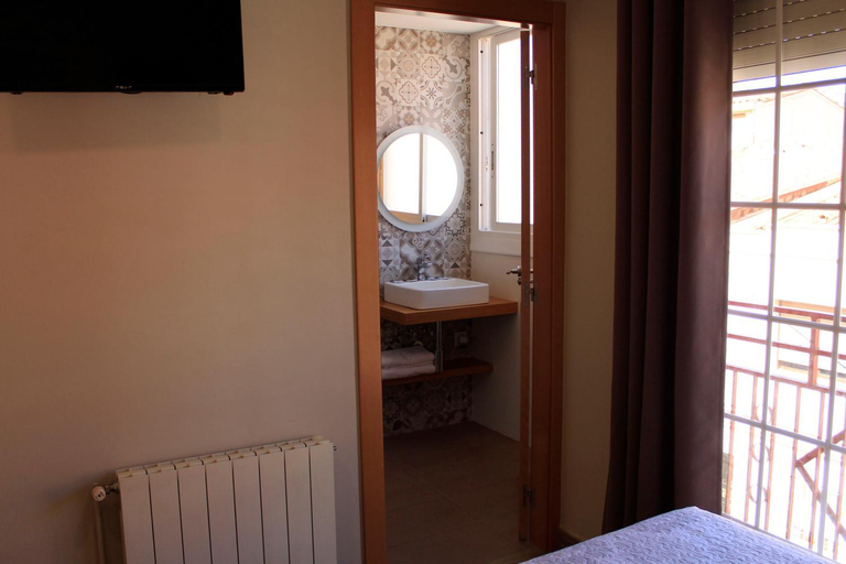 Bathroom 3, Hostal La Romanica, Barcelona