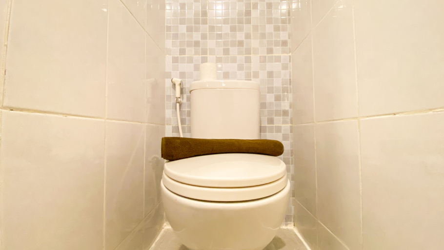 Bathroom 5, Modern Homey Studio at Tokyo Riverside PIK 2 Apartment By Travelio, Tangerang