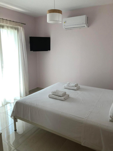 Bedroom 2, Bounatsa Studios & Apartments, Ionian Islands