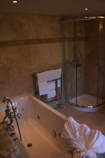 Bathroom 4, Thackray House, Stirling