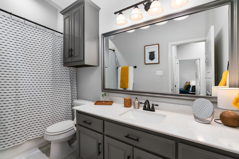 Bathroom 3, The Noble House Near Magnolia with Pool, McLennan