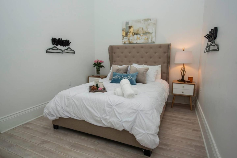 3, 7 Bedroom - Sleeps 14! Next to Bourbon Street, Orleans