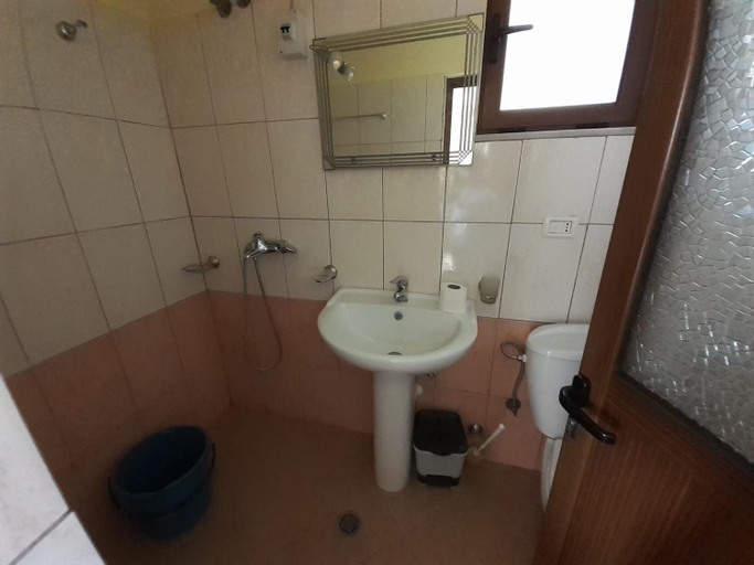 Bathroom 3, Jasmina Apartments, Sarandës