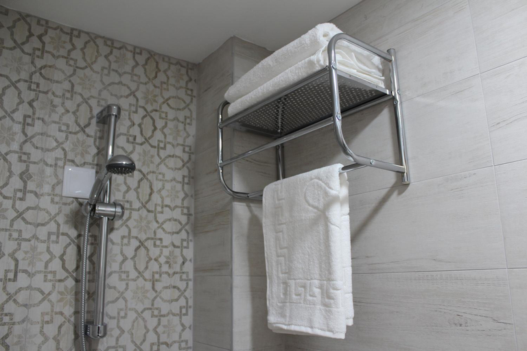 Bathroom 2, pedieos guest house