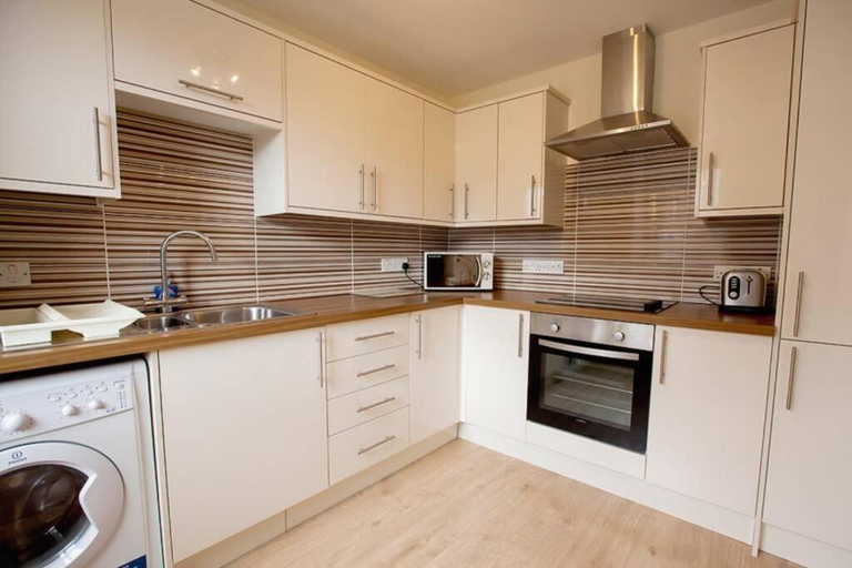 Others 3, City Centre Executive 2 Bed Apartment with WiFi & Parking, Aberdeen
