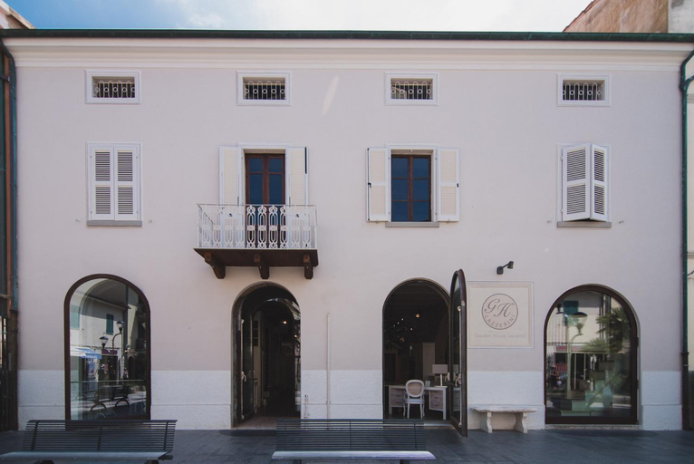 Exterior 2