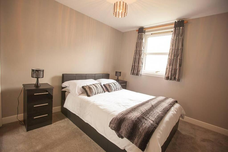 Others 5, City Centre Executive 2 Bed Apartment with WiFi & Parking, Aberdeen