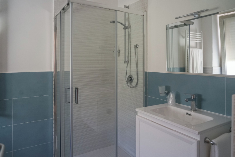 Bathroom 2, Nonna Carmela Holiday House, Napoli