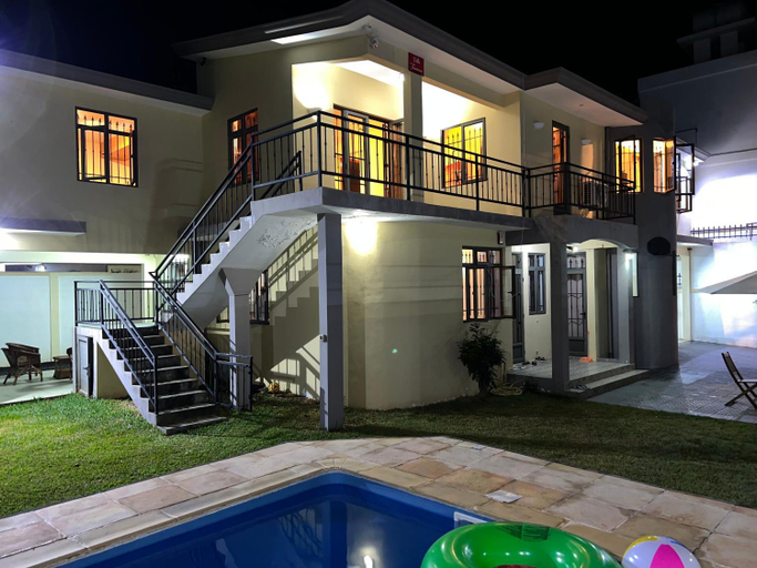 Others 5, Villa Tameva, Black River