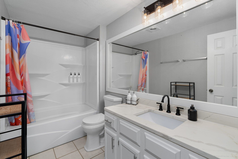 Bathroom 4, 70s House Fun 6 Bedroom Pool Game Room, Williamson