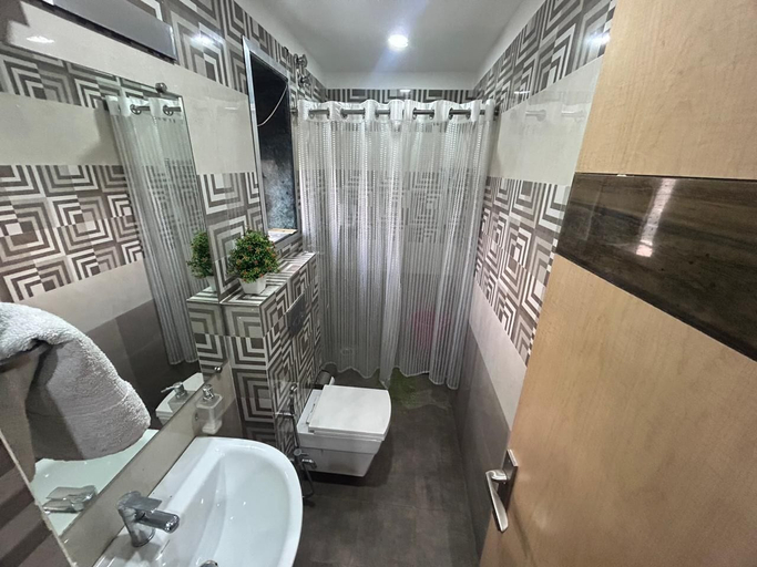 Bathroom 3, The Imperial Hotel & Restaurant By GRB, Darbhanga