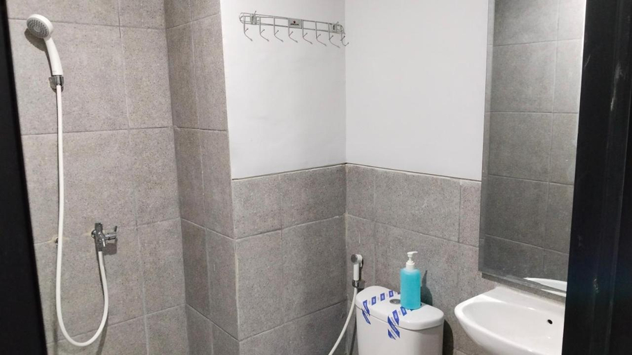 Bathroom 5, Apartemen Riverdale Cikarang Cibitung By Rendi Room 2, Cikarang