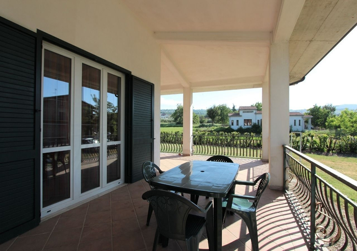 Others 5, Villa Green, Avellino
