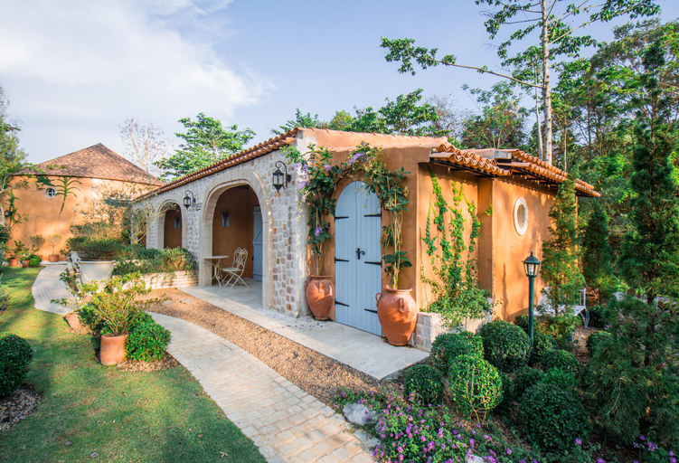 Exterior 4