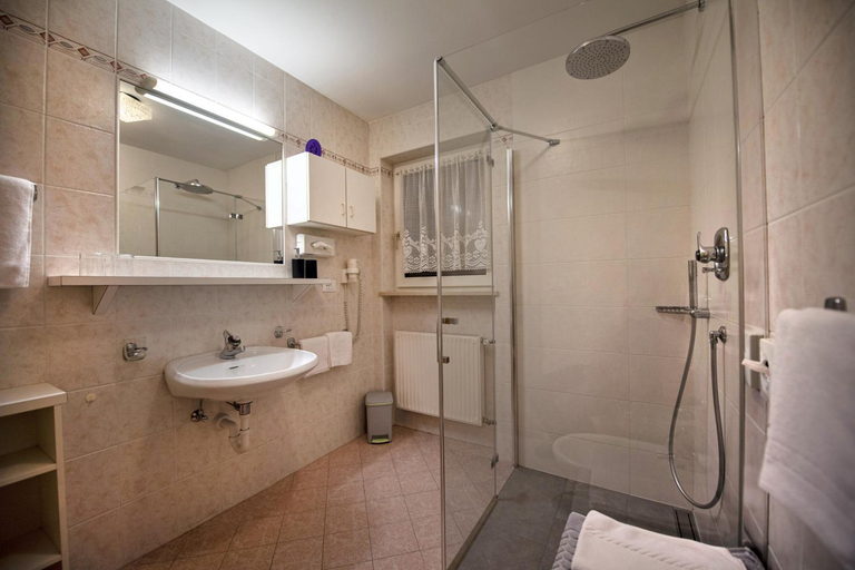 Bathroom 3, Apartments Miara, Bolzano