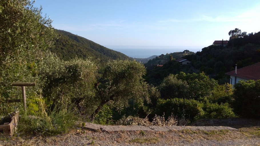 Exterior & Views 4, la porta del sole appartamento nell'oliveto, Imperia