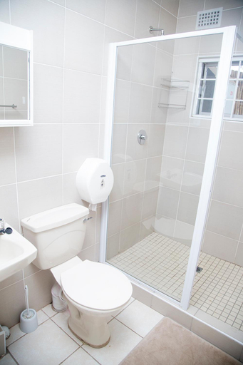 Bathroom 3, Ansteys Beach, eThekwini