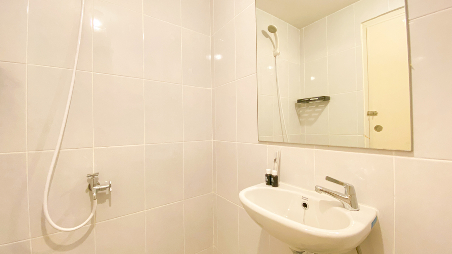 Bathroom 5, Modern and Tranquil Studio at Apartment Tokyo Riverside PIK 2 By Travelio, Tangerang