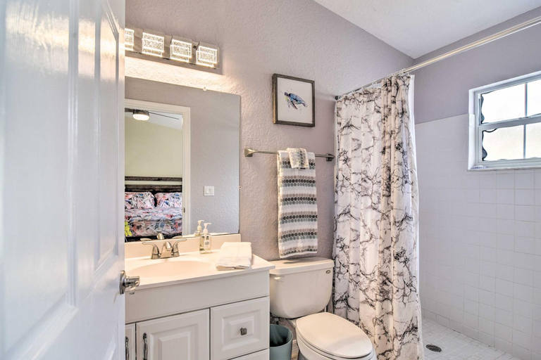 Bathroom 3, Coastal Getaway w/ Pool: 6 Mi to St Pete Beach!, Pinellas