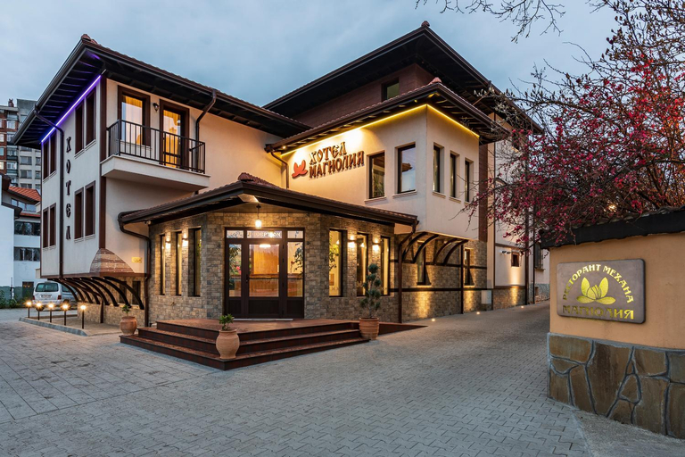 Exterior & Views