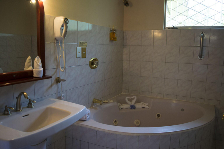 Bathroom 5, Occidental El Tucano, San Carlos