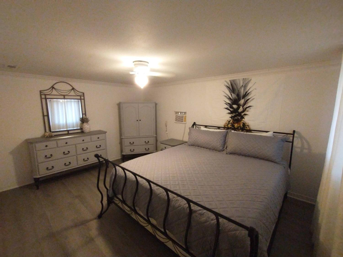 Welcome to Pineapple House!, Escambia